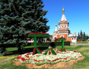 обоя Ярославль, города, - православные церкви,  монастыри, ель, храм, парк