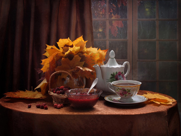 Обои картинки фото еда, натюрморт, чашка, листья, ягоды, посуда, чайник, стол, чаепитие, окно, корзинка, варенье, штора