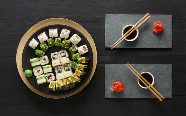 Обои картинки фото еда, рыба,  морепродукты,  суши,  роллы, соус, суши, палочки, имбирь, вассаби, роллы, sushi, set, japanese, food