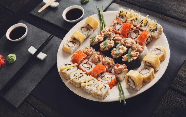 Обои картинки фото еда, рыба,  морепродукты,  суши,  роллы, соус, вассаби, роллы, sushi, палочки, japanese, food, set, имбирь, суши