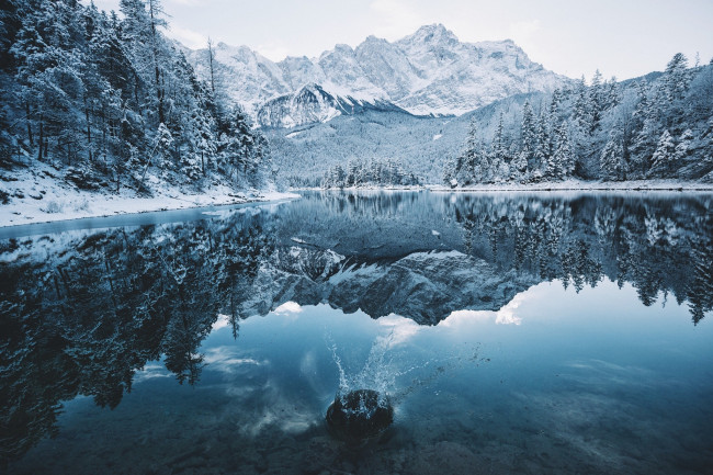 Обои картинки фото природа, реки, озера, озеро, зима, снег, горы, всплеск, лес
