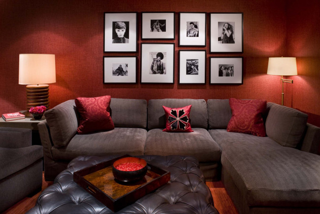 Обои картинки фото интерьер, гостиная, фотографии, лампа, комната, диван, подушка