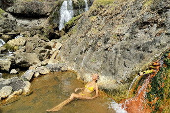 Картинка девушки katya+clover+ катя+скаредина водопад бикини