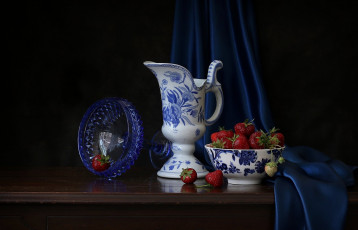 Картинка еда клубника +земляника ягоды стол ткань кувшин натюрморт пиала креманка