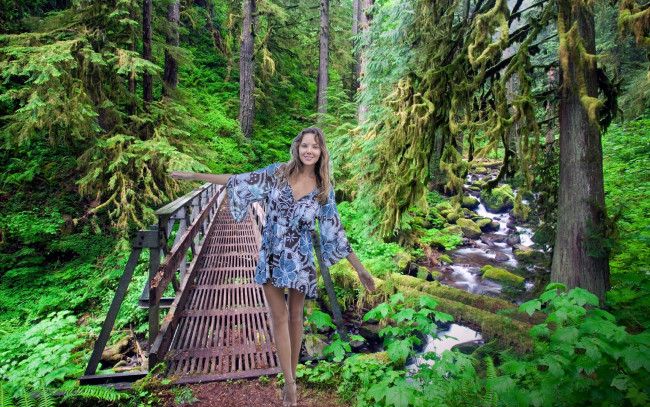 Обои картинки фото девушки, katya clover , катя скаредина, лес, ручей, мостик, платье