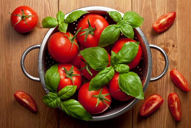 Обои картинки фото еда, помидоры, базилик, красные, спелые