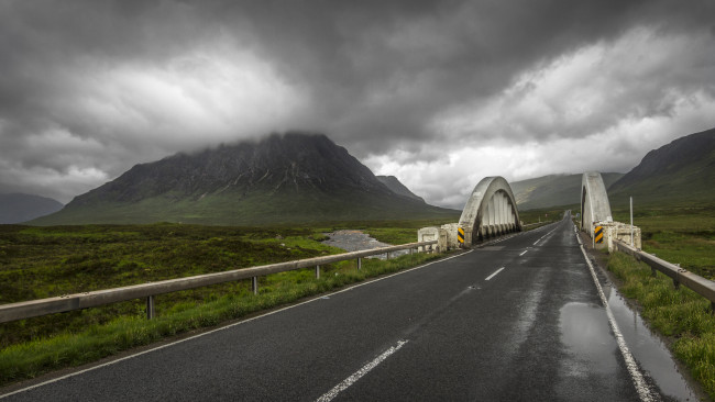Обои картинки фото scotland, природа, дороги, шотландия, горы, мост, тучи