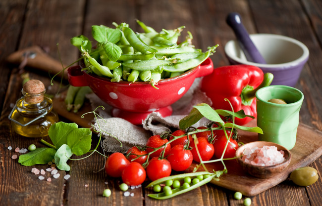 Обои картинки фото еда, овощи, помидоры, черри, паприка, горошек
