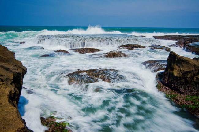 Обои картинки фото sawarna, beach, west, java, indonesia, природа, моря, океаны, indian, ocean, Ява, индонезия, индийский, океан, камни, прибой, побережье