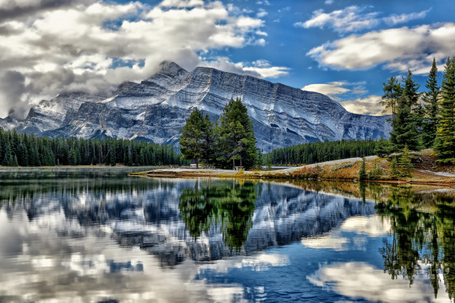 Обои картинки фото mount, rundle, vermillion, lakes, banff, national, park, alberta, canada, природа, реки, озера, банф, деревья, отражение, горы, озеро