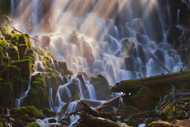 Обои картинки фото природа, водопады, вода, мох, камни, свет