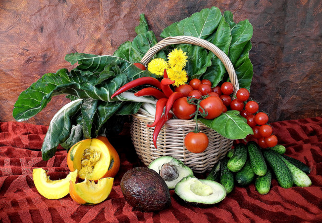 Обои картинки фото еда, овощи, огурцы, чили, помидоры, салат, авокадо, одуванчики, тыква