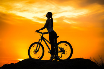 Картинка спорт велоспорт силуэт девушка байк велосипед небо сумерки закат bike mountain