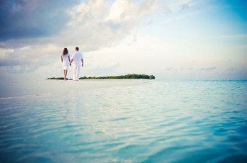 Картинка разное мужчина+женщина море прогулка берег свидание остров пляж влюбленные пара песок