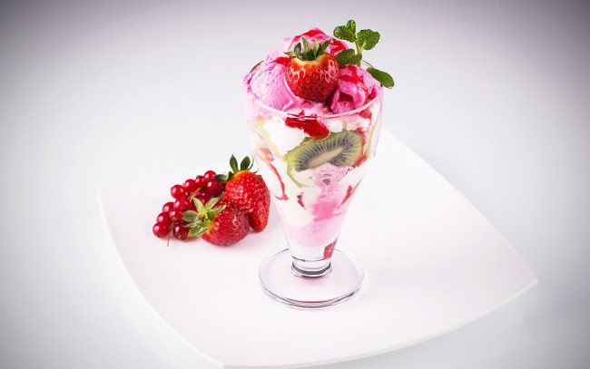 Обои картинки фото еда, мороженое,  десерты, бокал, клубника, ягоды, смородина