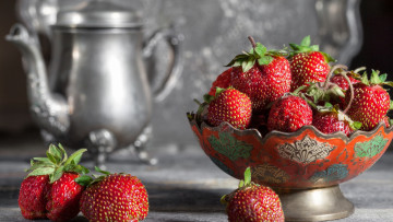 Картинка еда клубника +земляника ягоды металлическая ваза чайник