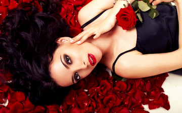 Картинка девушки -unsort+ брюнетки +шатенки платье красивая прическа лепестки красная позирует лёжа брюнетка макияж роза