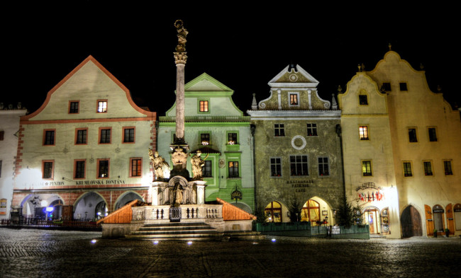 Обои картинки фото города, Чески-крумлов , Чехия, памятник, вечер, площадь, огни