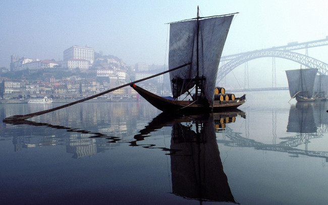 Обои картинки фото корабли, парусники, лодка, мост, город, вода, парус, весло