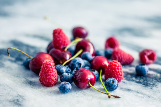 Обои картинки фото еда, фрукты,  ягоды, черешня, малина, ягоды, лето
