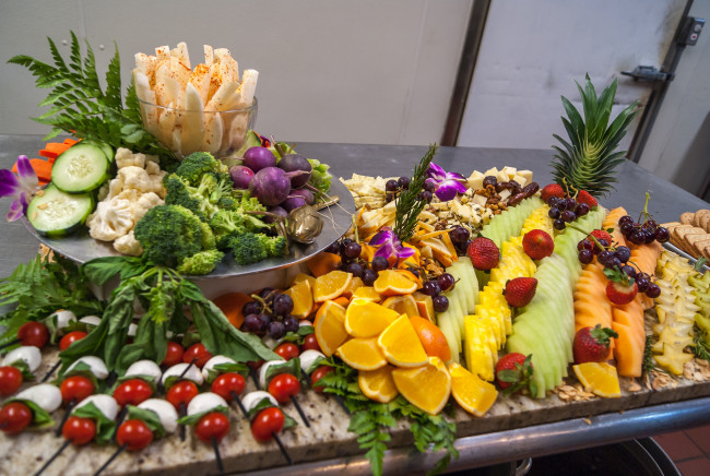 Обои картинки фото еда, фрукты и овощи вместе, фрукты, ягоды, сыр, зелень, нарезка
