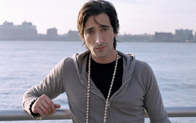 Обои картинки фото мужчины, adrien brody, актер, кофта, ожерелье, река