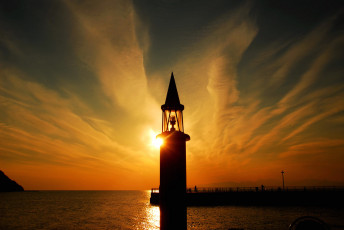 Картинка природа маяки вода облака маяк закат лучи