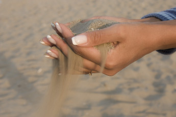 Картинка разное руки песок