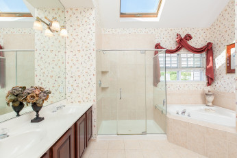 Картинка интерьер ванная туалетная комнаты ванна окно умывальник