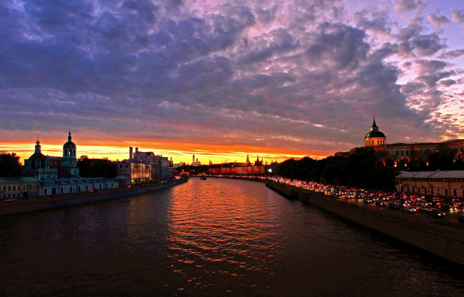 Обои картинки фото города, москва, россия, дома, сумерки, река