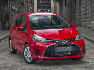 обоя автомобили, toyota, yaris, красный, us-spec, 5-door, le, 2015г