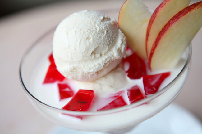 Обои картинки фото еда, мороженое,  десерты, десерт, желе, яблоки, дольки