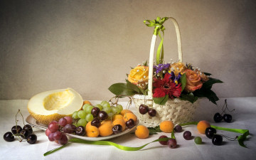 Картинка еда фрукты +ягоды натюрморт розы корзина цветы виноград черешня гербера дыня абрикосы