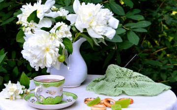 обоя еда, натюрморт, кувшин, цветы, мармелад, белые, чашка, чай, пионы
