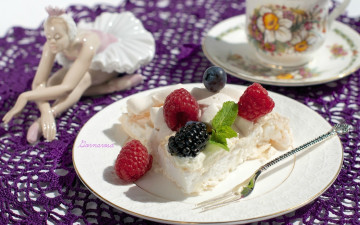 Картинка еда пирожные +кексы +печенье балерина ягоды безе мята голубика ежевика малина статуэтка павлова торт