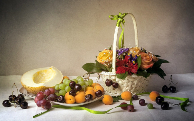 Обои картинки фото еда, фрукты,  ягоды, натюрморт, розы, корзина, цветы, виноград, черешня, гербера, дыня, абрикосы