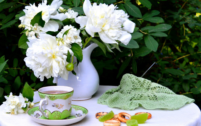 Обои картинки фото еда, натюрморт, кувшин, цветы, мармелад, белые, чашка, чай, пионы