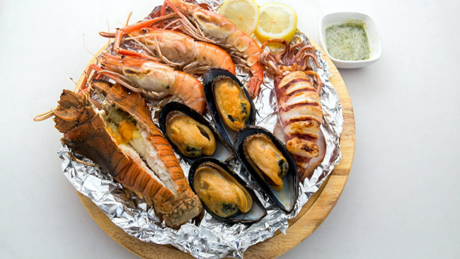 Обои картинки фото еда, рыба,  морепродукты,  суши,  роллы, соус, креветки, мидии, краб