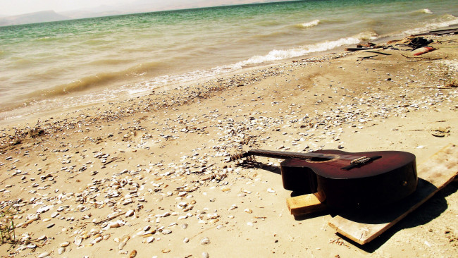 Обои картинки фото музыка, -музыкальные инструменты, море, пляж, гитара