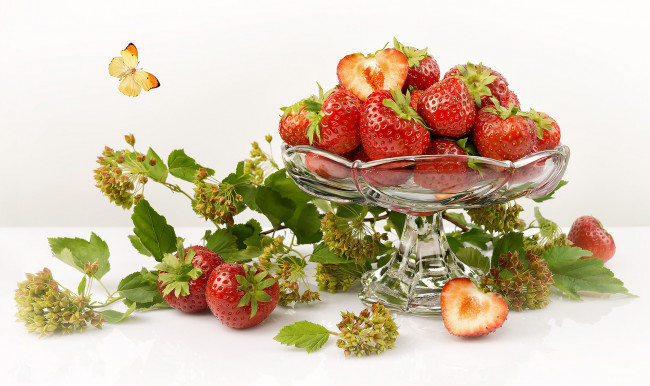 Обои картинки фото еда, клубника,  земляника, вазочка, ветка, ягоды, бабочка, листья