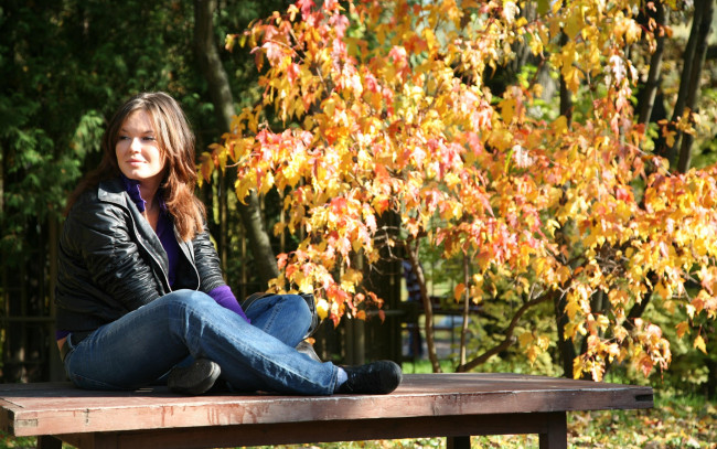 Обои картинки фото девушки, -unsort , брюнетки, темноволосые, осень, деревья, скамейка, джинсы, куртка, шатенка