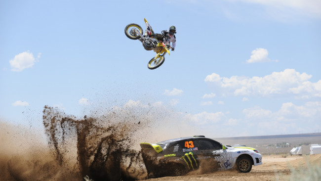 Обои картинки фото спорт, авторалли, машина, грязь, прыжок, мотоциклист
