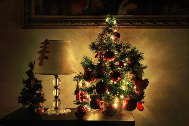 Обои картинки фото праздничные, ёлки, лампа, елка, шарики