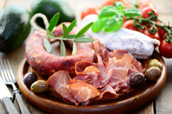 Картинка еда колбасные+изделия копченая колбаса ветчина оливки розмарин