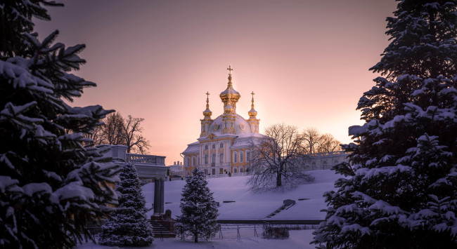 Обои картинки фото города, санкт-петербург,  петергоф , россия, санкт, петербург, петергоф, замок, парк, зима, снег, золотые, башни