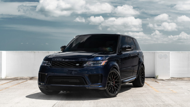 Обои картинки фото мужик из англии, автомобили, range rover, range, rover, blue, parking, cloud, ranger, sport