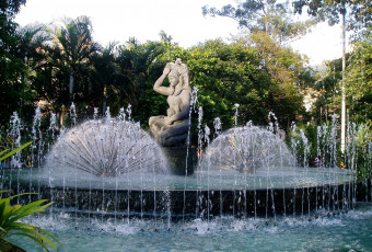 обоя фонтан, антиокия, колумбия, города, фонтаны, вода, статуя, деревья