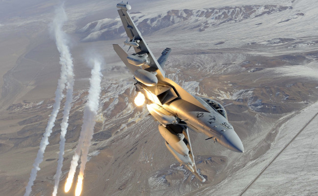 Обои картинки фото авиация, боевые, самолёты, f-18, hornet, истребитель, полёт, выстрел, flares