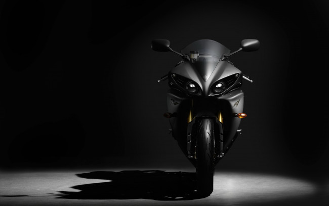 Обои картинки фото мотоциклы, yamaha, спортбайк, тень, фон, r1, чёрный, цвет, вид, спереди