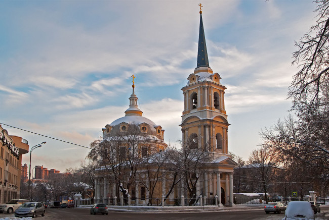 Обои картинки фото церковь, вознесения, господня, города, москва, россия, облака, небо, деревья